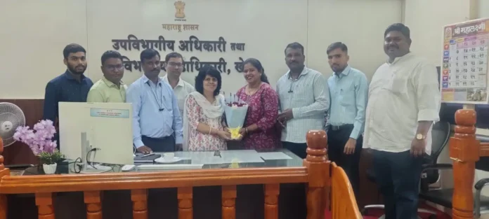 खेड महा ई-सेवा केंद्र तालुक्याच्या वतीने पाटील मॅडम यांचे स्वागत खेड महा ई-सेवा केंद्र तालुक्याच्या वतीने पाटील मॅडम यांचे स्वागत